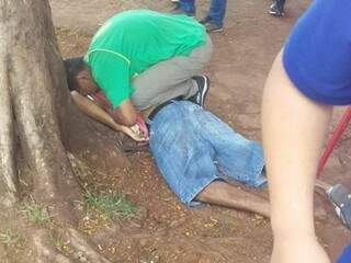 Adolescente chora sobre o corpo de rapaz executado há pouco em Pedro Juan Caballero (Foto: Direto das Ruas)