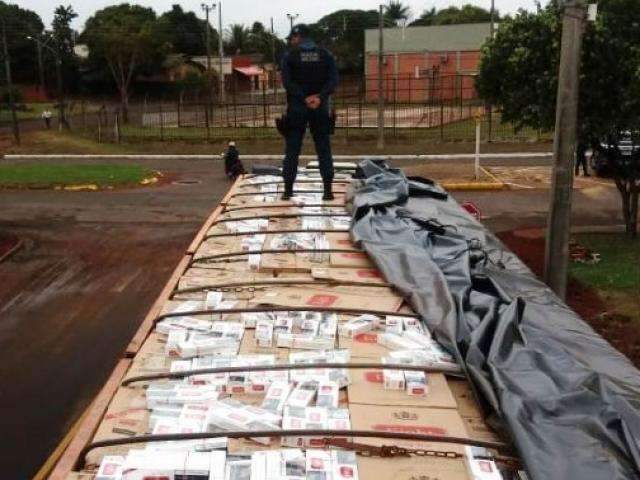 PM apreende carreta com 40 mil pacotes de cigarros que seriam levados para SP
