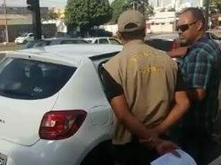 Imagem do vídeo onde, segundo leitor, agente de trânsito aparece abordando motorista da Uber. (Foto: Reprodução)