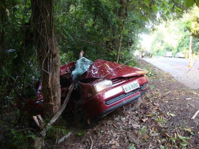  Gol sai da pista, bate em &aacute;rvore na 463 e duas pessoas ficam feridas