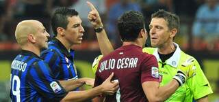 Goleiro Júlio César por pouco não foi expulso de partida contra Napoli. Derrota da Inter levou equipe do Sul da Itália ao topo da tabela. (Foto: Alberto Pizzoli/ AFP Photo)