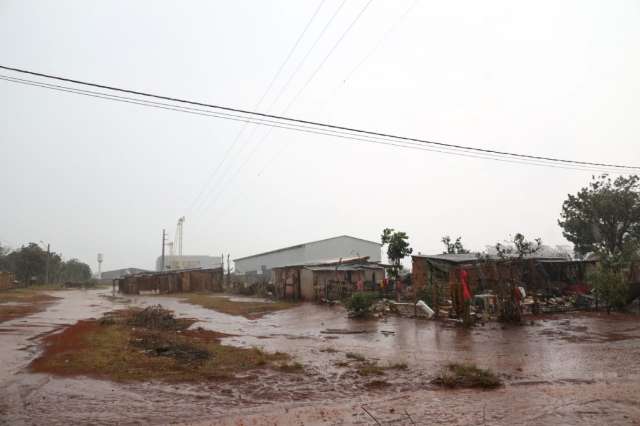 Temporal atinge barracos e moradores &ldquo;perdem tudo&rdquo; no Jardim Noroeste