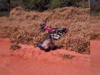 Homem foi morto a tiros e encontrado ao lado da moto que usava (Foto: Capitánbado.com)