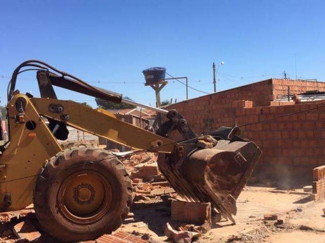 Ap&oacute;s protesto, Emha cadastra fam&iacute;lias de invas&atilde;o e derruba &ldquo;casas&rdquo; vazias 