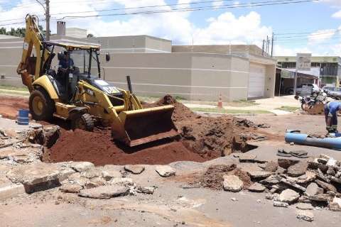 Prefeitura aterra buraco onde carro foi engolido no Tiradentes