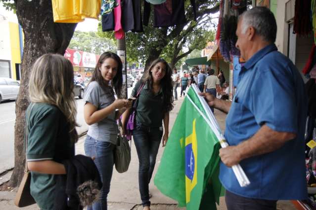 Lojas refor&ccedil;am estoque de adere&ccedil;os para manifesta&ccedil;&atilde;o desta quinta-feira 