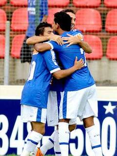 Cruzeirenses comemoram gol em goleada contra o Democrata. (Foto: Futura Press)