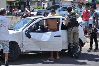 Carro de mulher que colidiu em motociclista teria sido destruído por namorado da vítima (Foto: Marcelo Calazans)