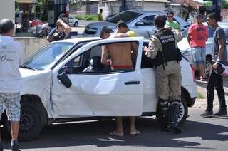 Motorista colide em motociclista em rotatória e tem carro destruído Motorista colide em motociclista em rotatória e tem carro destruído