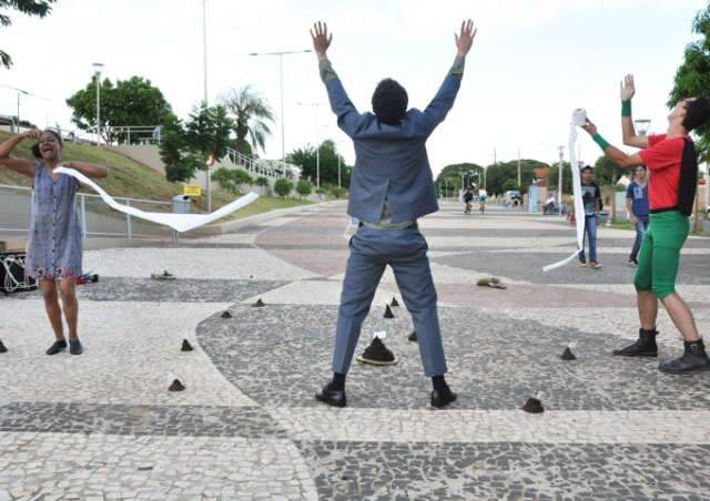  Espet&aacute;culo de s&aacute;tira pol&iacute;tica &eacute; encenado hoje no cal&ccedil;ad&atilde;o da Bar&atilde;o