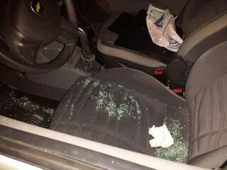 Vidros da janela foram parar no banco do carro. (Foto: Direto das Ruas)