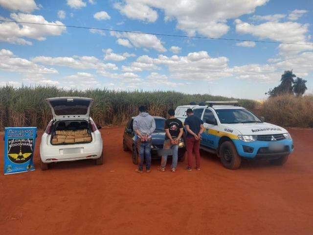 Trio &eacute; preso com quase meia tonelada de maconha em carro roubado na MS-162