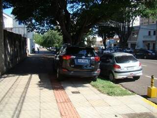 Devido ao estacionamento ilegal, pedestres ficam impossibilitados de trafegar. (Foto: Edson Kodi)