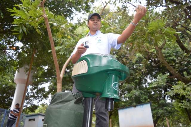 T&eacute;cnicos mudam local e m&aacute;quina que suga f&ecirc;mea do Aedes &eacute; instalada no CCZ 