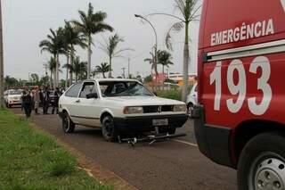 Acidente ocorreu em frete ao Ginásio Guanandizão, situado na avenida (Foto: Marcos Ermínio)