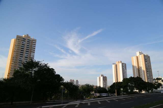  Quinta-feira de feriado amanhece com c&eacute;u aberto, mas previs&atilde;o &eacute; de chuva 