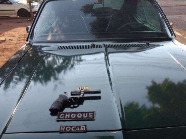 Adolescente &eacute; apreendida com drogas, rev&oacute;lver e carro furtado