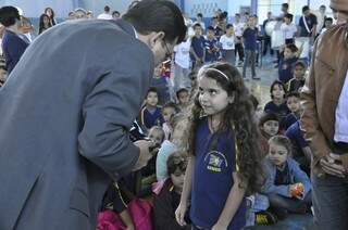 Crianças receberam uniformes &#039;simbólicos&#039; nesta quarta-feira (Foto: Marcelo Calazans)
