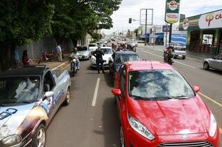 Quatro veículos envolvidos no acidente interditam parte da Ceará (Foto: Cleber Gellio)