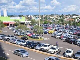 Visto de cima, estacionamento do Shopping Campo Gande, na área da saída do Carrefour (Foto: Arquivo)