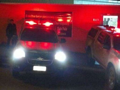 Ap&oacute;s den&uacute;ncia de som alto, PM acaba com festa e prende homem armado