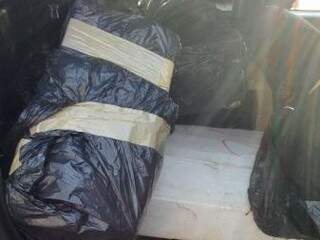 A droga estava embalada em sacos plásticos e escondida no bancos traseiros (Fotos: Divulgação)