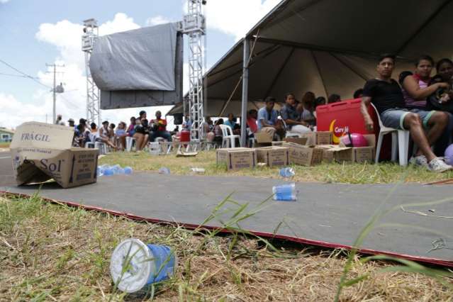 Sob forte calor, evento atrasa 2 horas e benefici&aacute;rios reclamam de espera