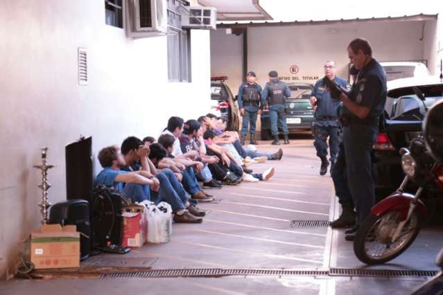 Vizinho de desembargador faz festinha barulhenta e 28 acabam na delegacia