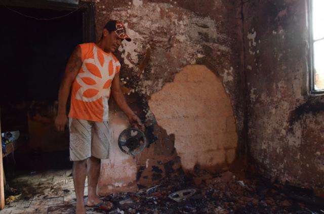 Inc&ecirc;ndio destr&oacute;i m&oacute;veis e compromete telhado de resid&ecirc;ncia