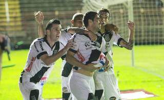 Jogadores abraçam Leonardo, autor do gol da Ponte Preta no empate de 1 a 1 com o São Paulo, em Mogi Mirim