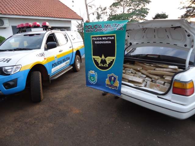 Motorista foge de fiscaliza&ccedil;&atilde;o e abandona carro com quase 300 quilos de maconha