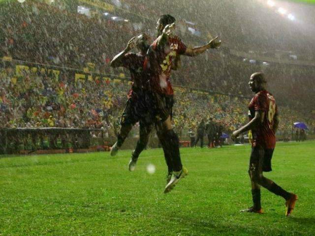 Debaixo de chuva, Sport goleia Atl&eacute;tico-GO por 4 a 0 e fica no G-6