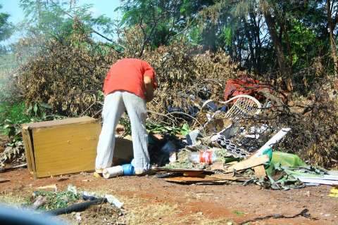 Terrenos baldios viram depósitos de lixo e entulhos no bairro Tijuca