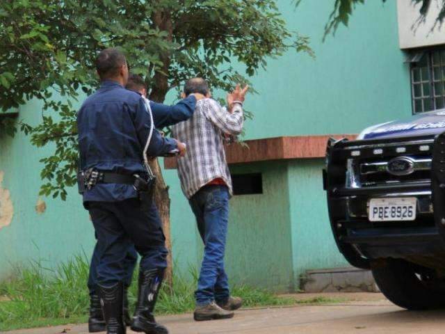 Motorista embriagado bate em três veículos, fere 2 pessoas e acaba preso