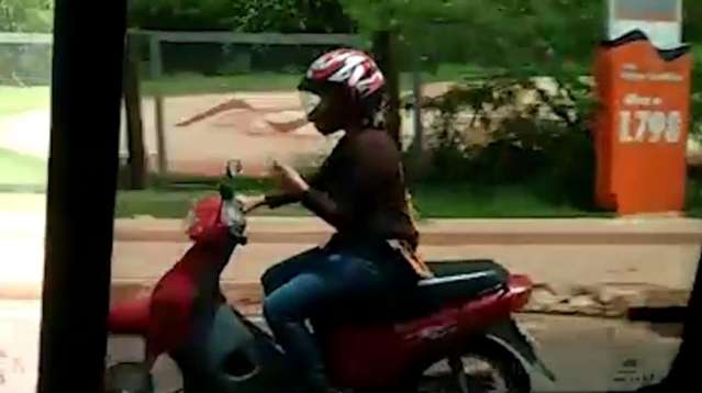Motociclista manuseia celular na Avenida Ricardo Brand&atilde;o