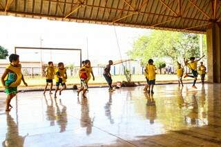 Meninos jogam futsal em momentos de lazer no Parque Jacques da Luz (Foto: Marcos Ermínio)
