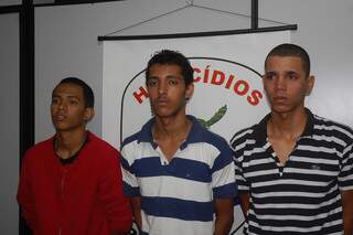 Reinaldo (meio) já estava preso por tráfico. O irmão dele Paulo (esquerda) que participou do crime e Luiz (direita), acusado de fornecer as armas, foram presos ontem. (Foto: Fabiano Arruda)