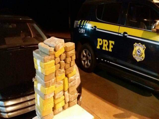 Traficante de 23 anos &eacute; preso com R$ 1 milh&atilde;o em coca&iacute;na na BR-262