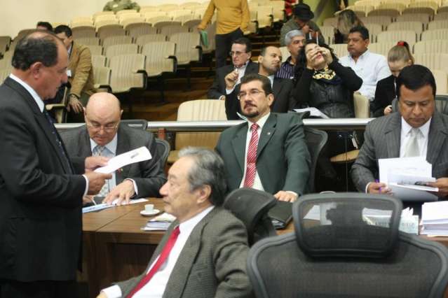 Antes mesmo do recesso deputados estaduais &ldquo;mergulham&rdquo; na campanha