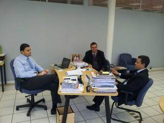 Presidente da OAB (só de camisa e gravata) conversa com Juiz (à direita). (Foto: Divulgação)