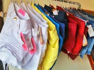 Shorts coloridos ou jeans custam no máximo R$ 49,99.