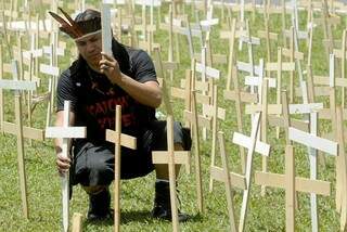 Cinco mil cruzes foram expostas em protesto na Esplanada. (Foto: Wilson Dias/Agência Brasil)