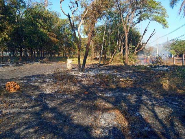 Mais de 12 horas ap&oacute;s inc&ecirc;ndio, focos ainda s&atilde;o  vistos na Avenida do Poeta