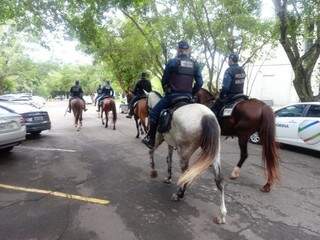 Cavalaria da PM circula pelo estacionamento da Assembleia (Foto: Leonardo Rocha)