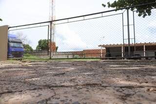 Garagem Ômega Transportes onde o idoso se feriu (Foto: Marcos Maluf)