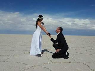 Noivos se casaram no meio do nada, no Salar de Uyuni. (Foto: Romário Nunes)