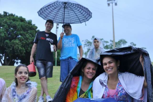 De capas e guarda-chuvas, campo-grandenses prestigiam o &uacute;ltimo MS Canta Brasil