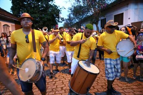 Emissora vai transmitir Carnaval de rua e desfile de escolas de samba em 2018