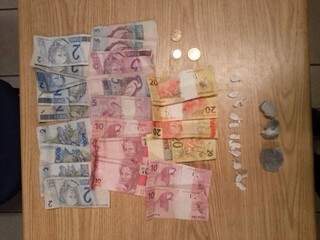 Dinheiro apreendido pelos policiais do 10º Batalhão junto aos adolescentes. (Foto: Divulgação/PM)