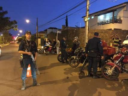 Operação da PM na Orla Morena apreende 22 motos e quatro carros